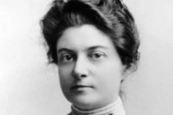 Black-and-white portrait of Anita Newcomb McGee