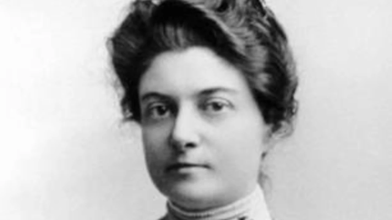 Black-and-white portrait of Anita Newcomb McGee